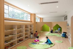 幼兒園裝修設計效果圖原木風定制收納閱讀書柜。童躲避屋，色環保裝修。