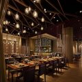 米黃暖色調(diào)餐廳裝修不規(guī)則長條格柵天花吊頂