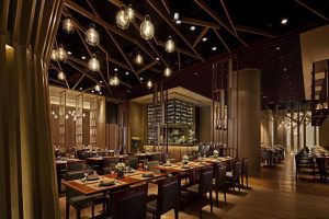 米黃暖色調(diào)餐廳裝修不規(guī)則長(zhǎng)條格柵天花吊頂