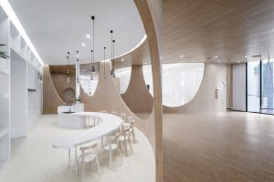 原木風(fēng)墻體鏤空圓形隔斷極簡風(fēng)弧線設(shè)計