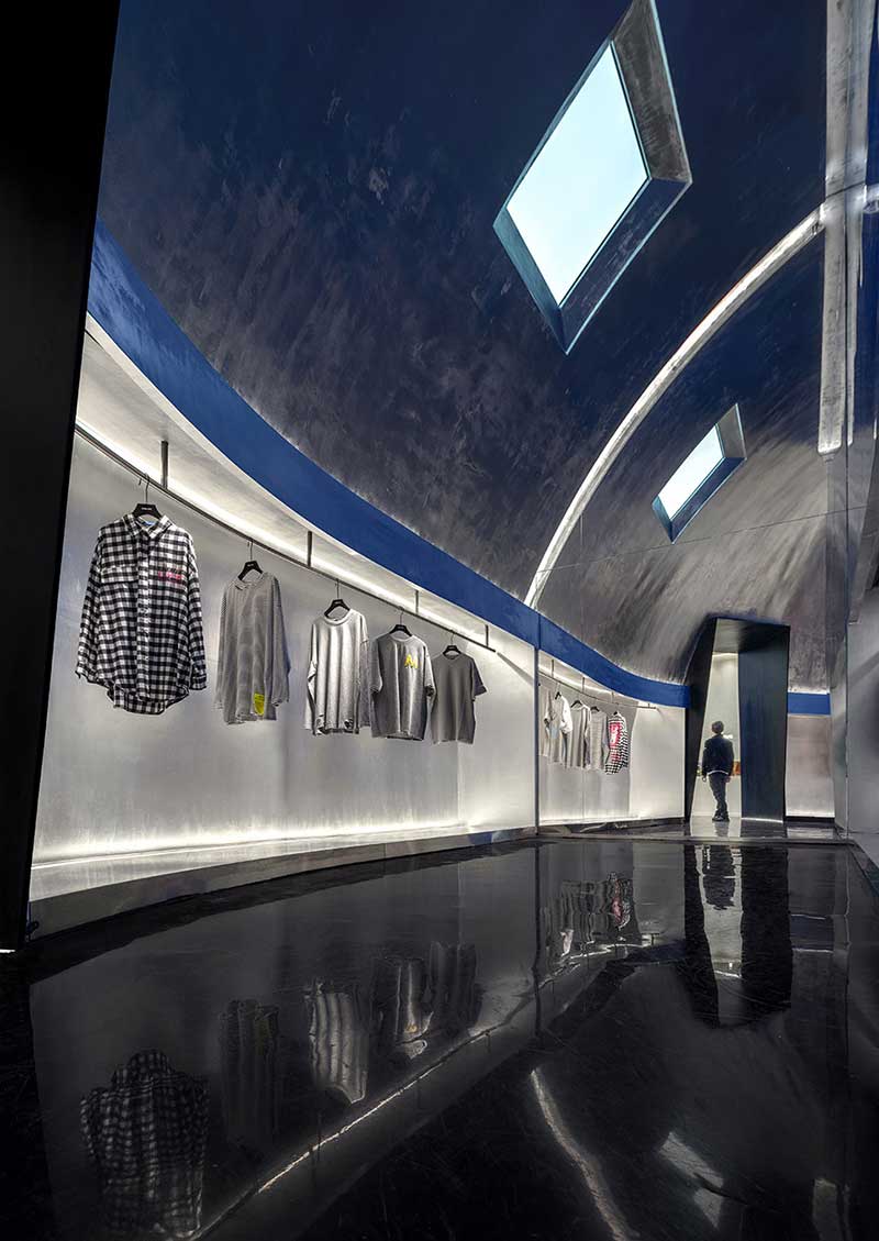 深圳鹽田服裝店弧形服裝展示設(shè)計(jì)展示區(qū)
