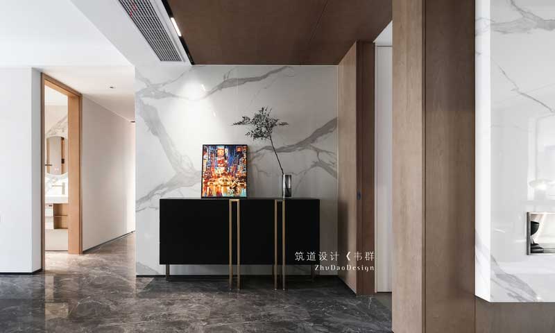 入門(mén)設(shè)計(jì)師采用點(diǎn)線(xiàn)面的結(jié)合，將門(mén)廳的氣勢(shì)設(shè)計(jì)的超出平層的感覺(jué)。