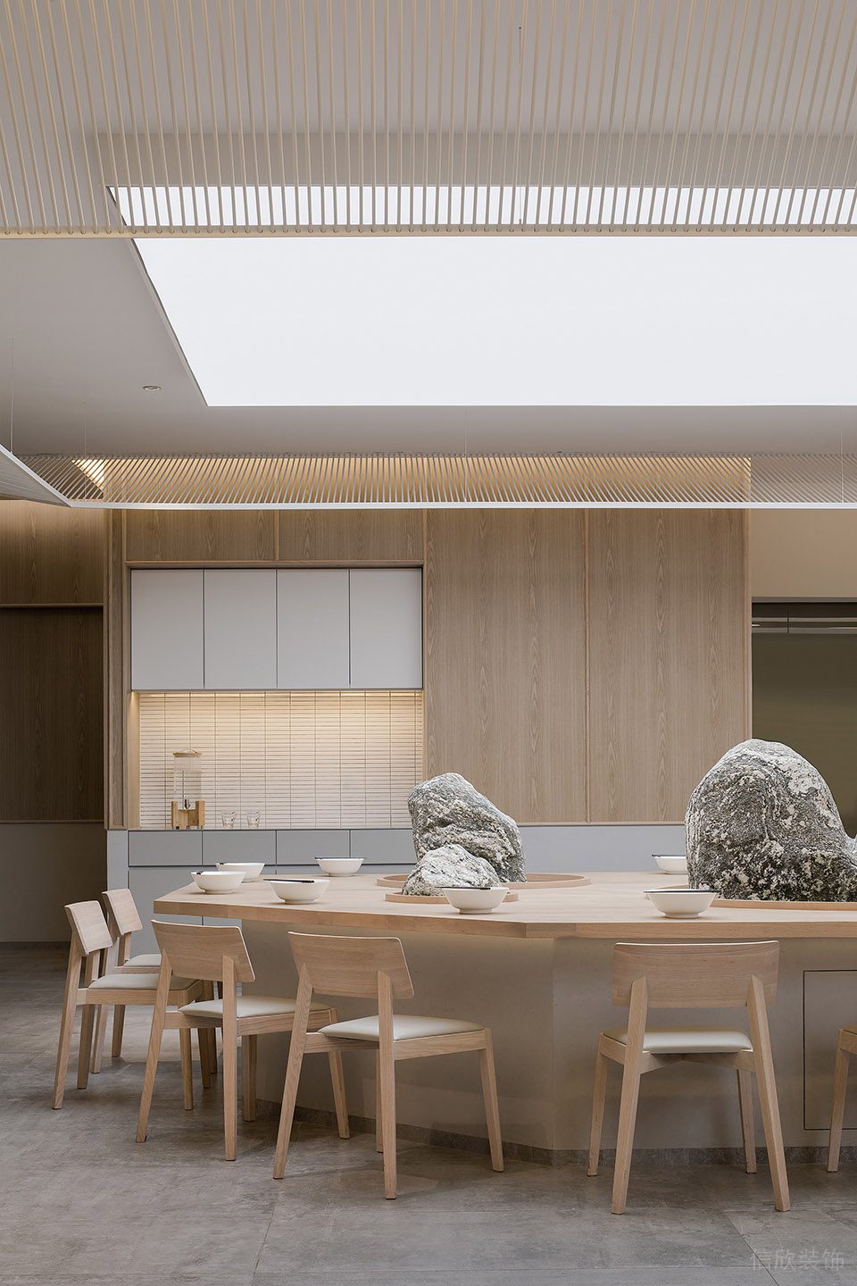 深圳龍崗華策中心城淺木色日式風格面館裝修案例中島用餐區(qū)