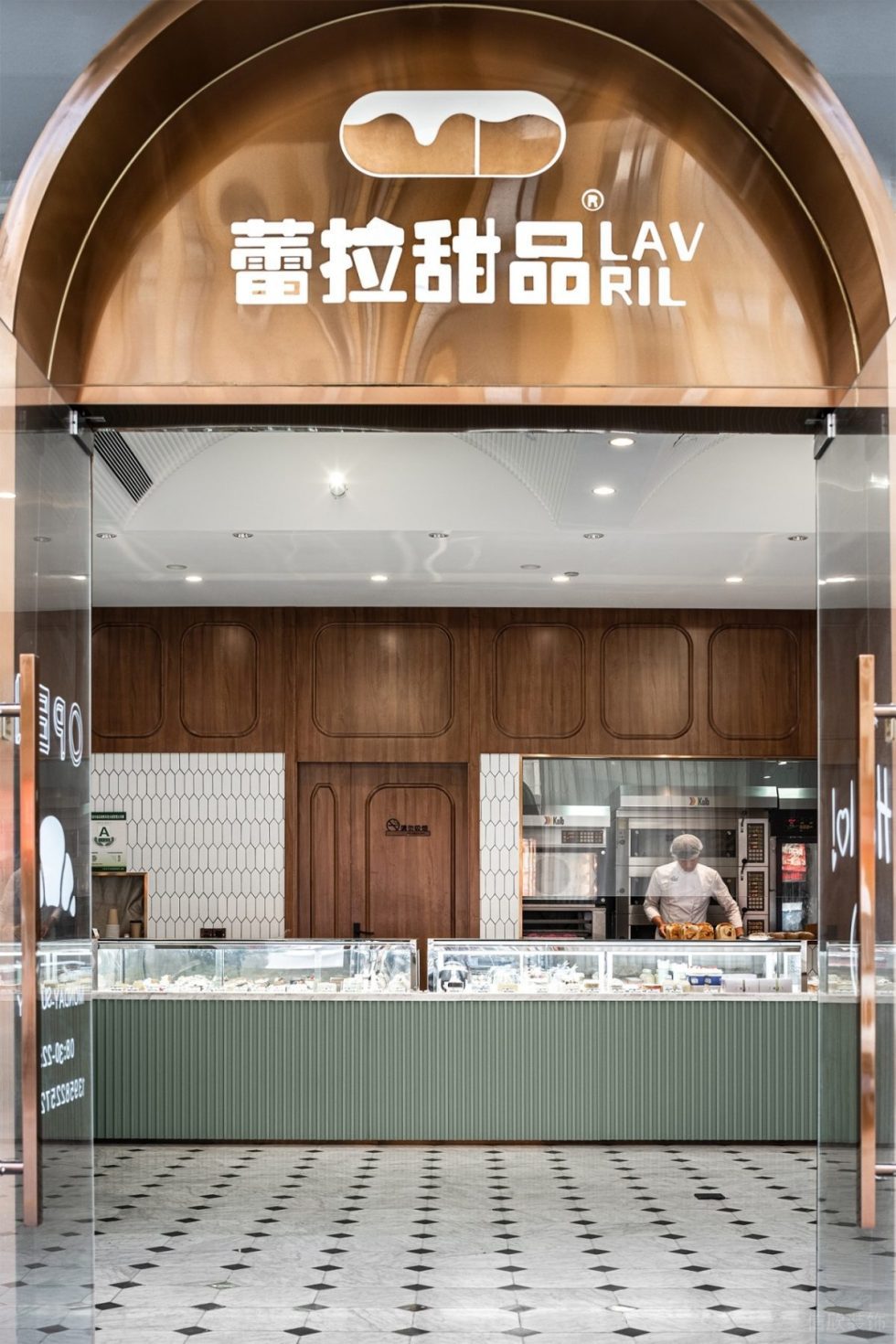 深圳市寶安區石巖原木風甜品店裝修設計 蕾拉甜品弧形金屬玻璃門