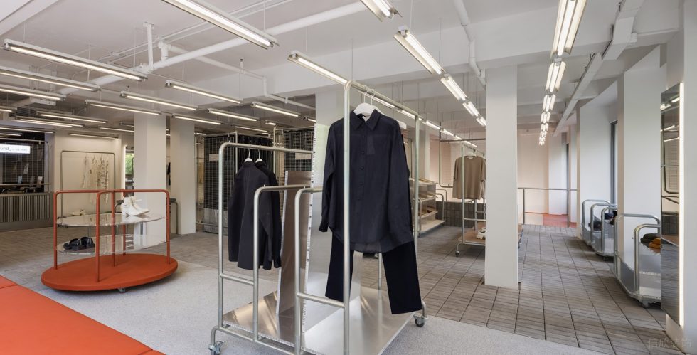 深圳市龍崗區平湖工業風服裝店裝修設計-鋼結構衣服展示區
