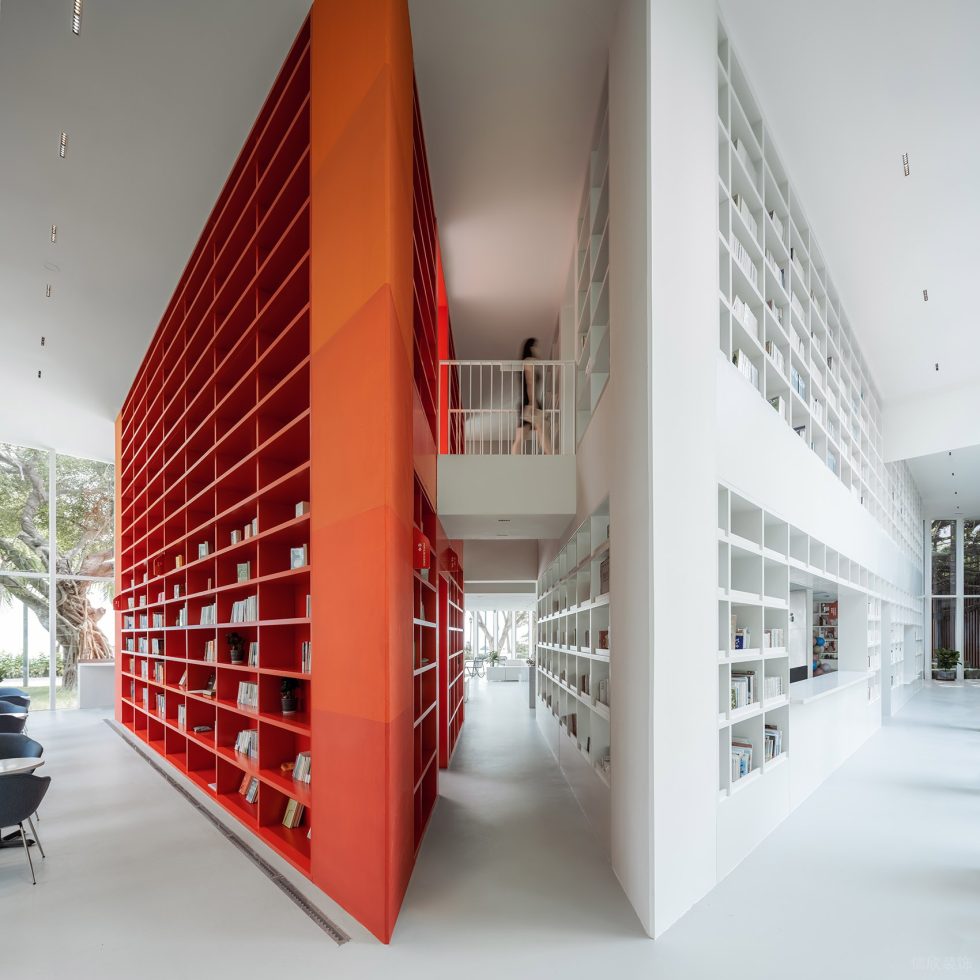 深圳市羅湖區布心現代風天涯書局裝修設計實景圖 -紅白雙色置頂書架藏書區