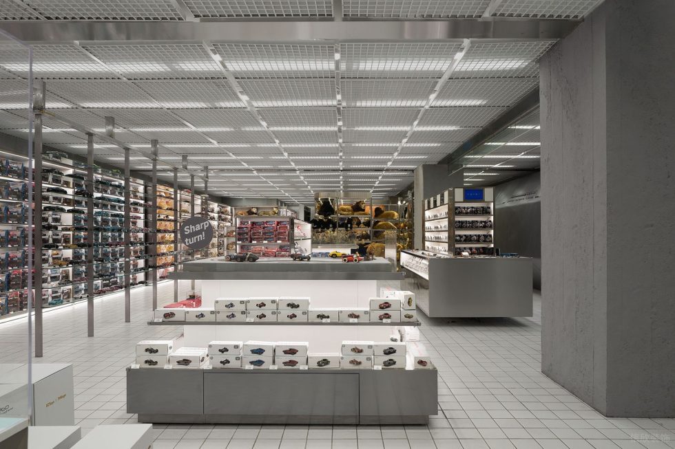 深圳市南山區(qū)后海新型科技風(fēng)潮牌店買手店X11全球旗艦店裝修設(shè)計-潮品展區(qū)