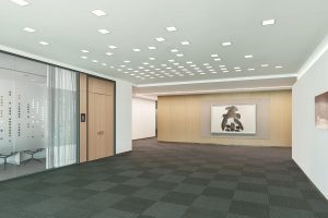 淡色現(xiàn)代風辦公室裝修設計淺色調過廊效果圖