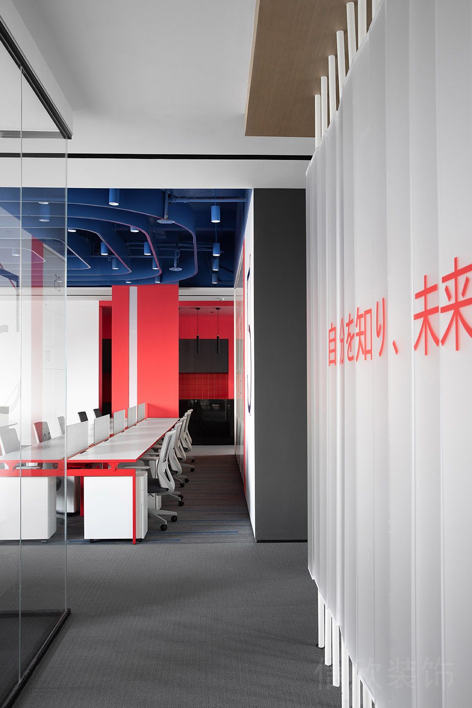 磨砂折疊白色效果圖裝修地毯灰色調(diào)辦公室裝修設(shè)計(jì)玻璃隔斷直線式長桌